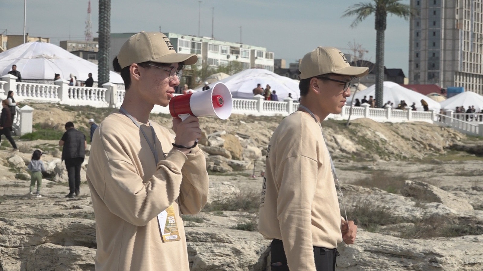 Еріктілер ауқымды шара өтіп жатқан теңіз жағалауын тазалап жүр