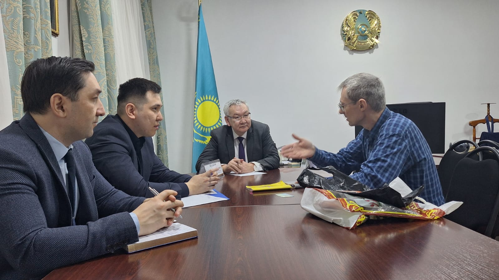 Е.М. Абулхатин Солтүстік Қазақстан облысына жұмыс сапары барысында азамат Д. А. Лябухинмен жеке қабылдау өткізді