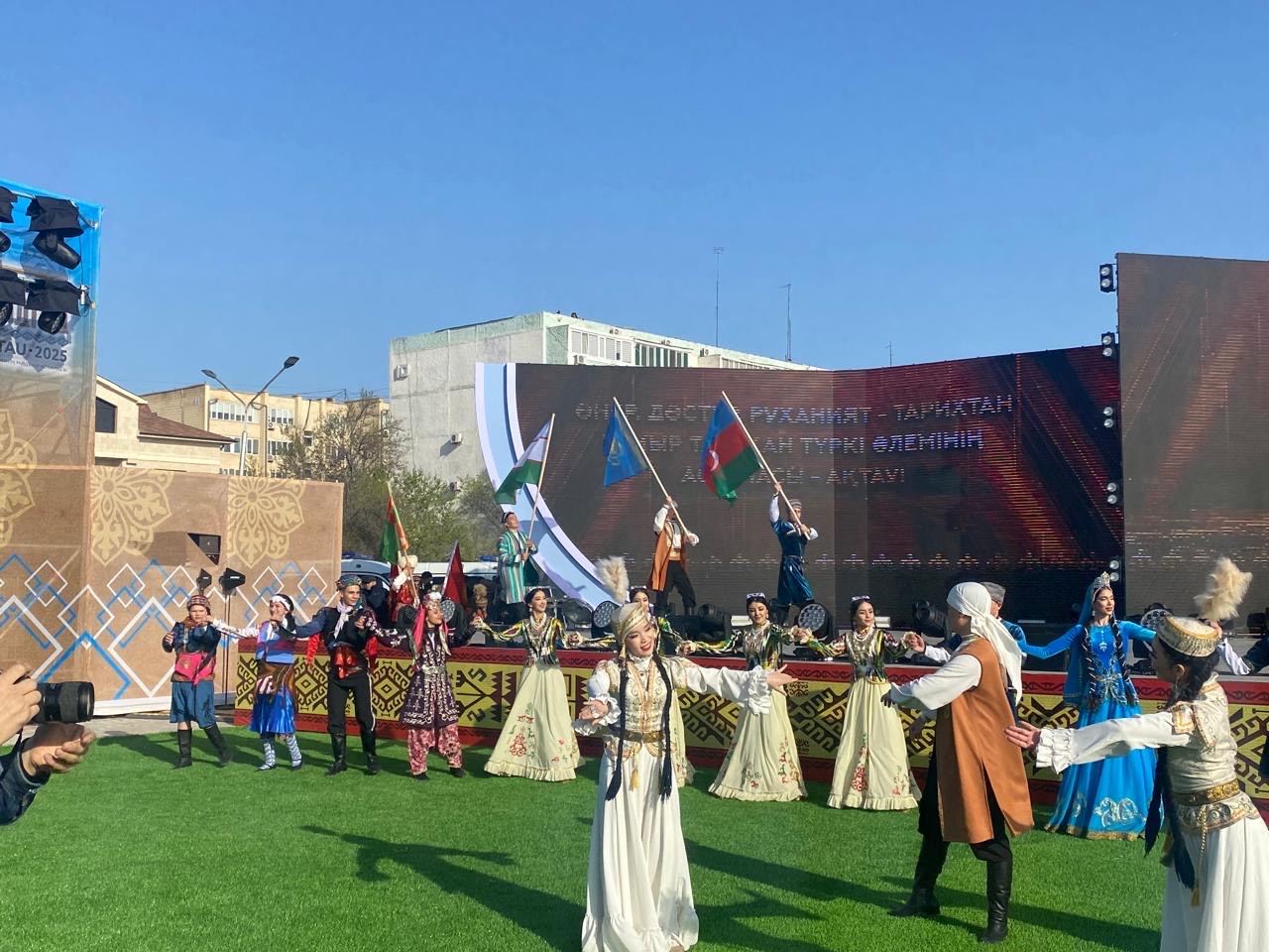 «Дархан дала» этноқалашығында шетелдік және жергілікті өнерпаздардың қатысуымен гала концерт өтіп жатыр