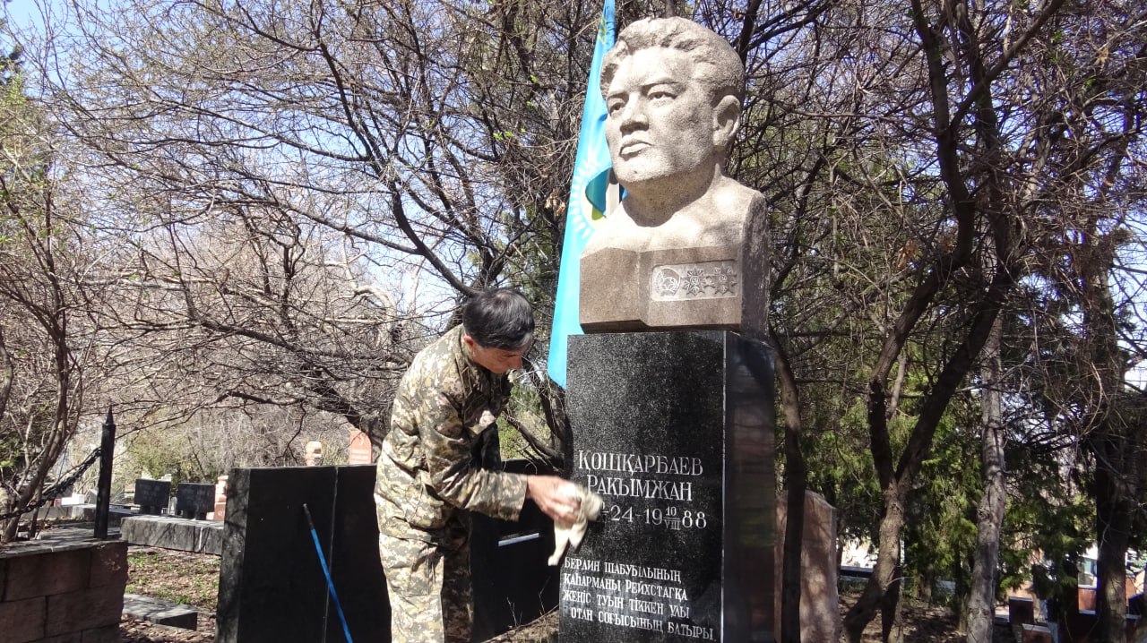 Акция «100 дней до Победы»: военнослужащие, ветераны и курсанты почтили память героев Великой Отечественной войны