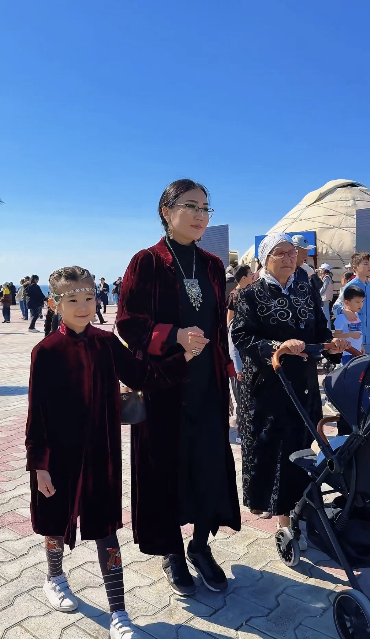 Қазақтың ұлттық киімі - шараны айшықтай түсті