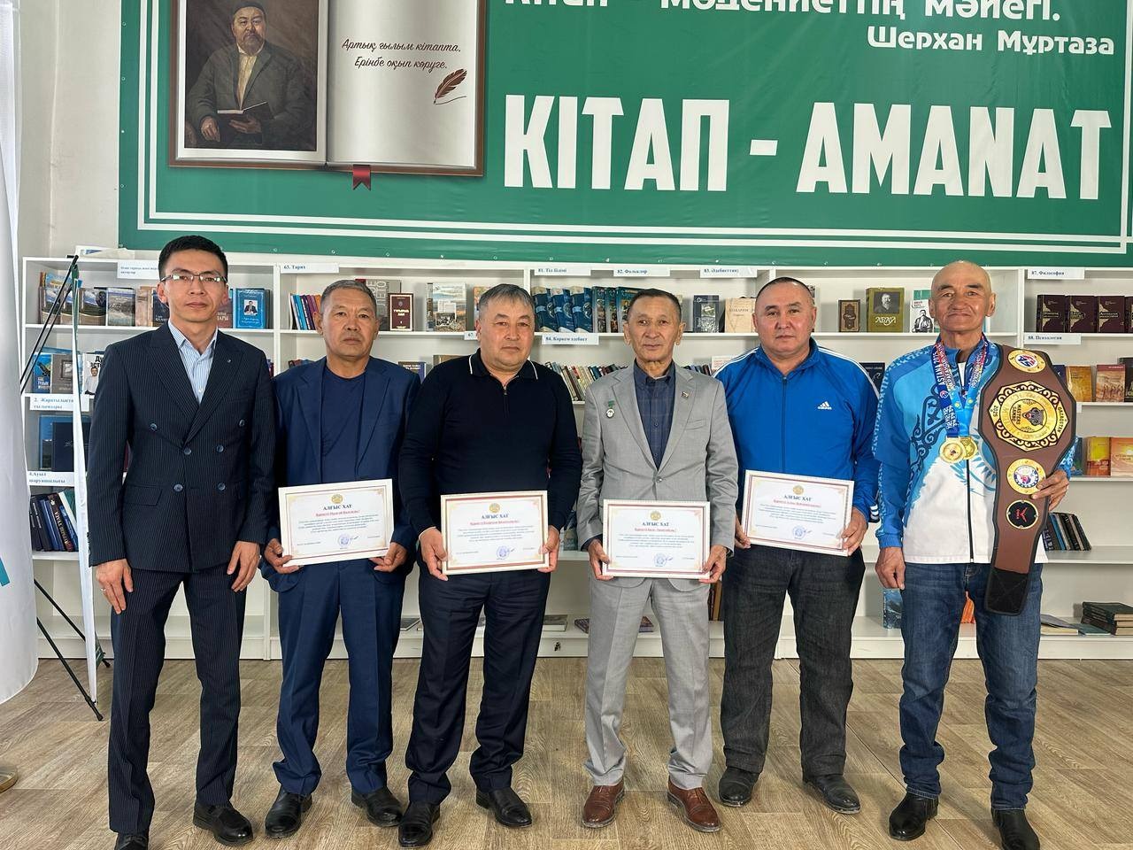 Ақсуат ауданында 20 мың адам тұрса,соның 5мың зейнет жолындағы тұрғындар. “AMANAT” партиясының Ақсуат аудандық филиалында атқарушы хатшысы Тілеуқабыл Конекбаевтың қатысуымен ”Ардагерлерді ардақтайық” жобасы аясында зейнет жасындағы адамдардың бос уақыттарын тиімді пайдалану мақсатында аудан орталығындағы және ауылдардағы спорт кешендерінде дене шынықтырумен айналысумен қамтамасыз етуге байланысты пікір алмасу өткізілді.