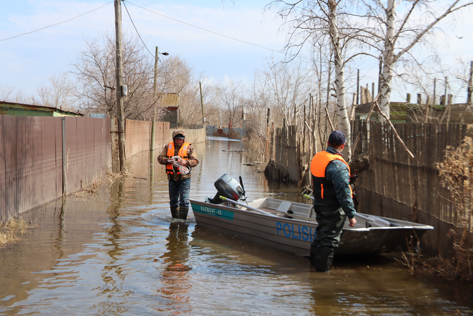 Полицейлер саяжай учаскелерін қайықпен бақылауда