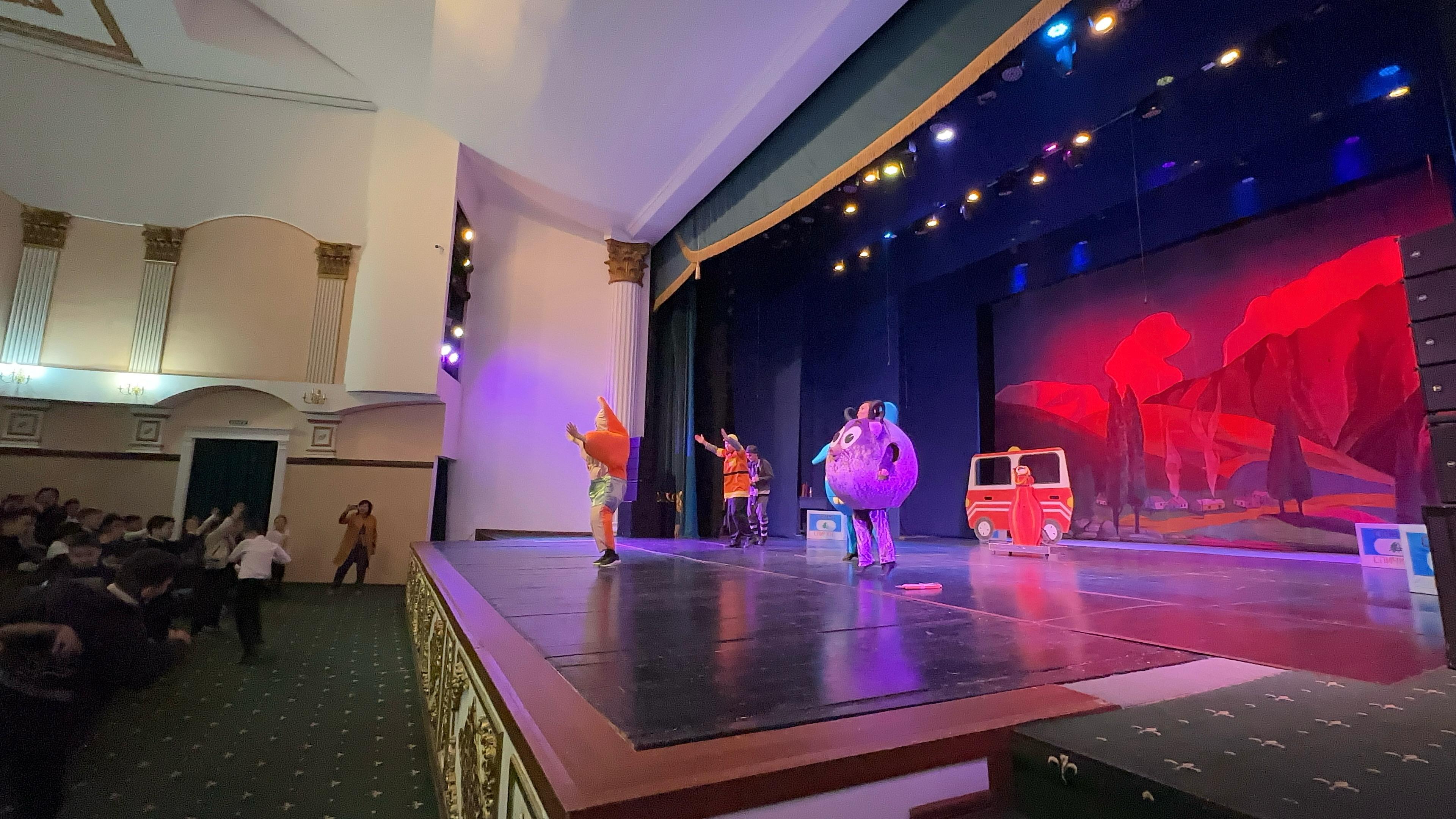 Театр сахнасындағы кішкентай көрермендерге өрт қауіпсіздігі шараларының сақталуы туралы еске салынды