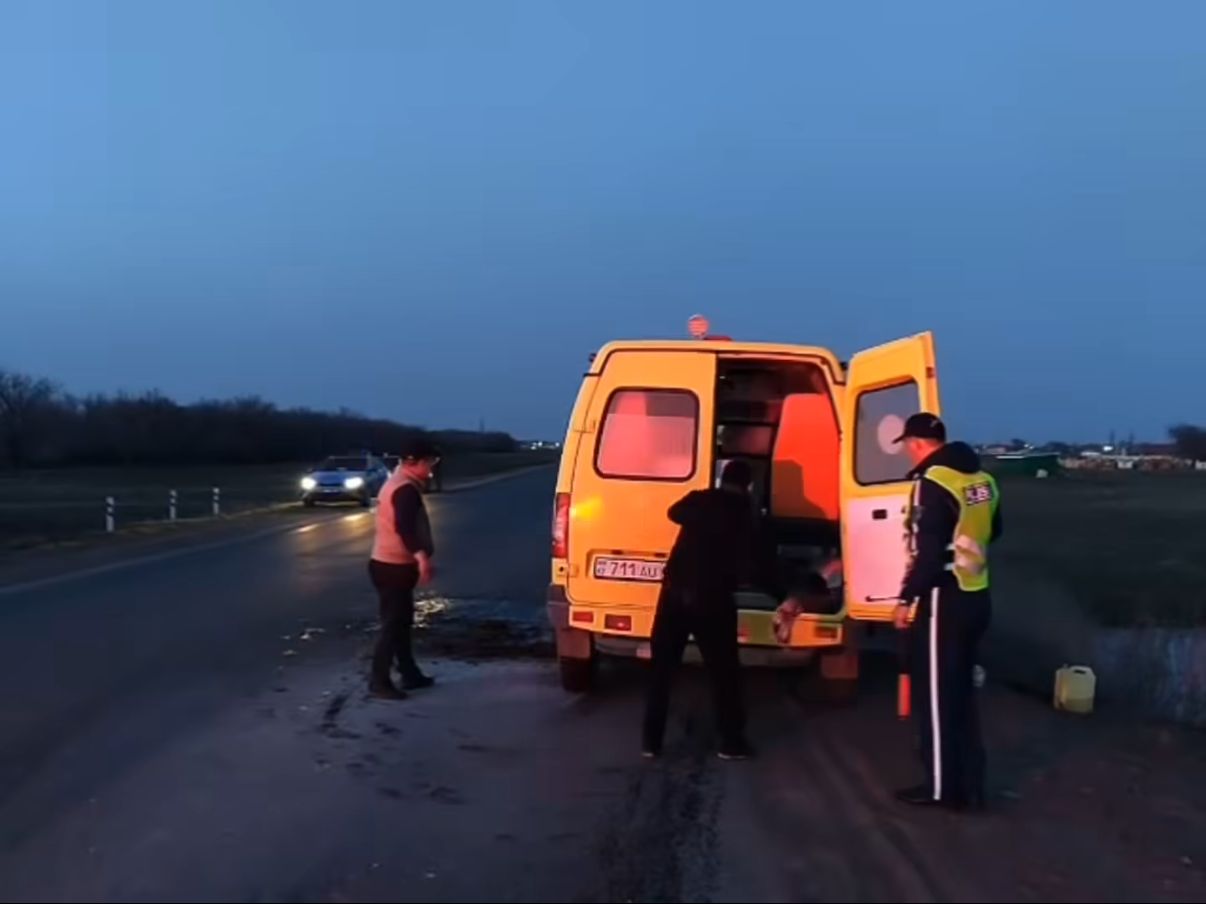 Сотрудники батальона патрульной полиции ДП ЗКО оказали необходимую помощь тяжело травмированной пациентке из загоревшейся машины скорой помощи