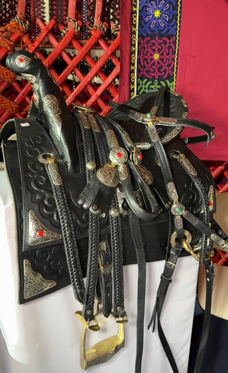 Қырғызстандық шебер-қолөнершілер Маңғыстау тұрғындарына өз шығармашылығын таныстырып жатыр