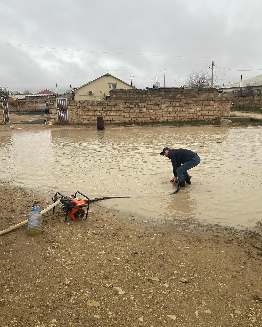 Дәулет ауылдық округі жолдарды күтіп ұстау бойынша жұмыстар жүргізілді жауын шашыннан кейін қазіргі танда екі ассенизатор екі мотопомпы жұмыс жасалынып жатыр.