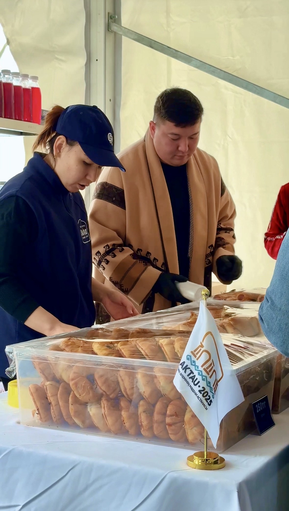 Жағалауда фуд-корд аймағы жұмыс істеп тұр