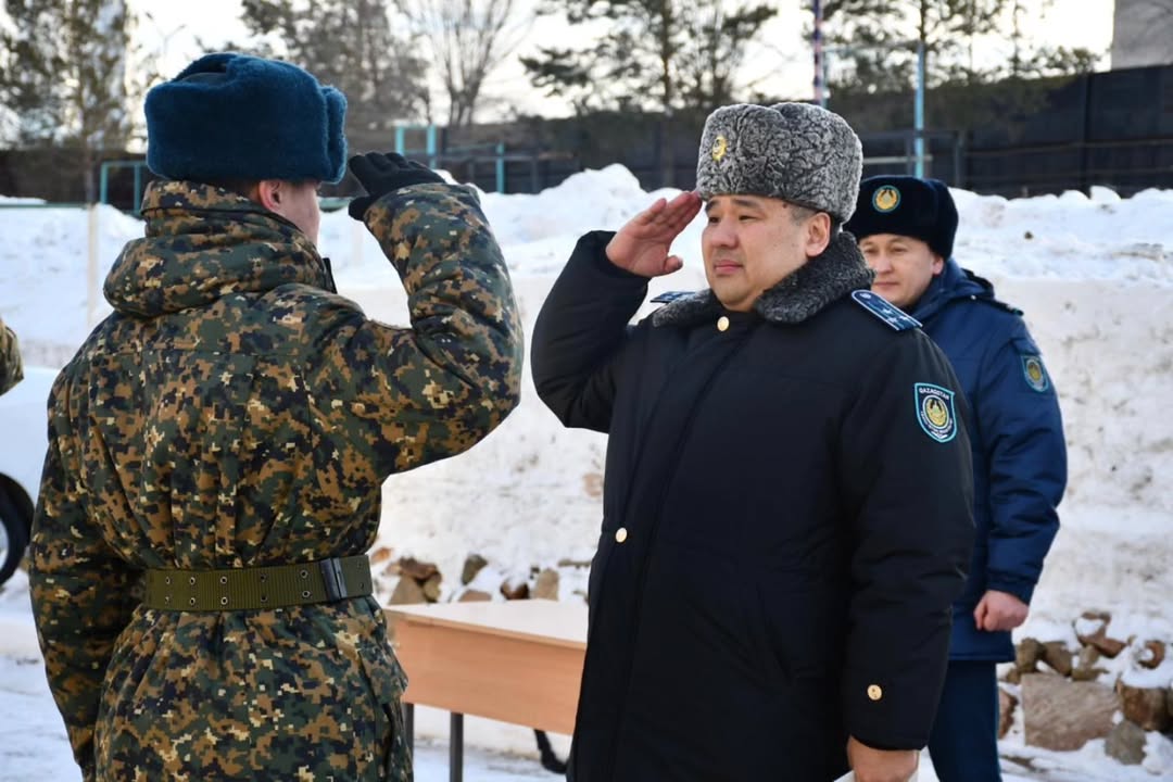 ⚡️ Көкшетауда күдіктіні "ізін суытпай" ұстаған әскери қызметшілер марапатталды
