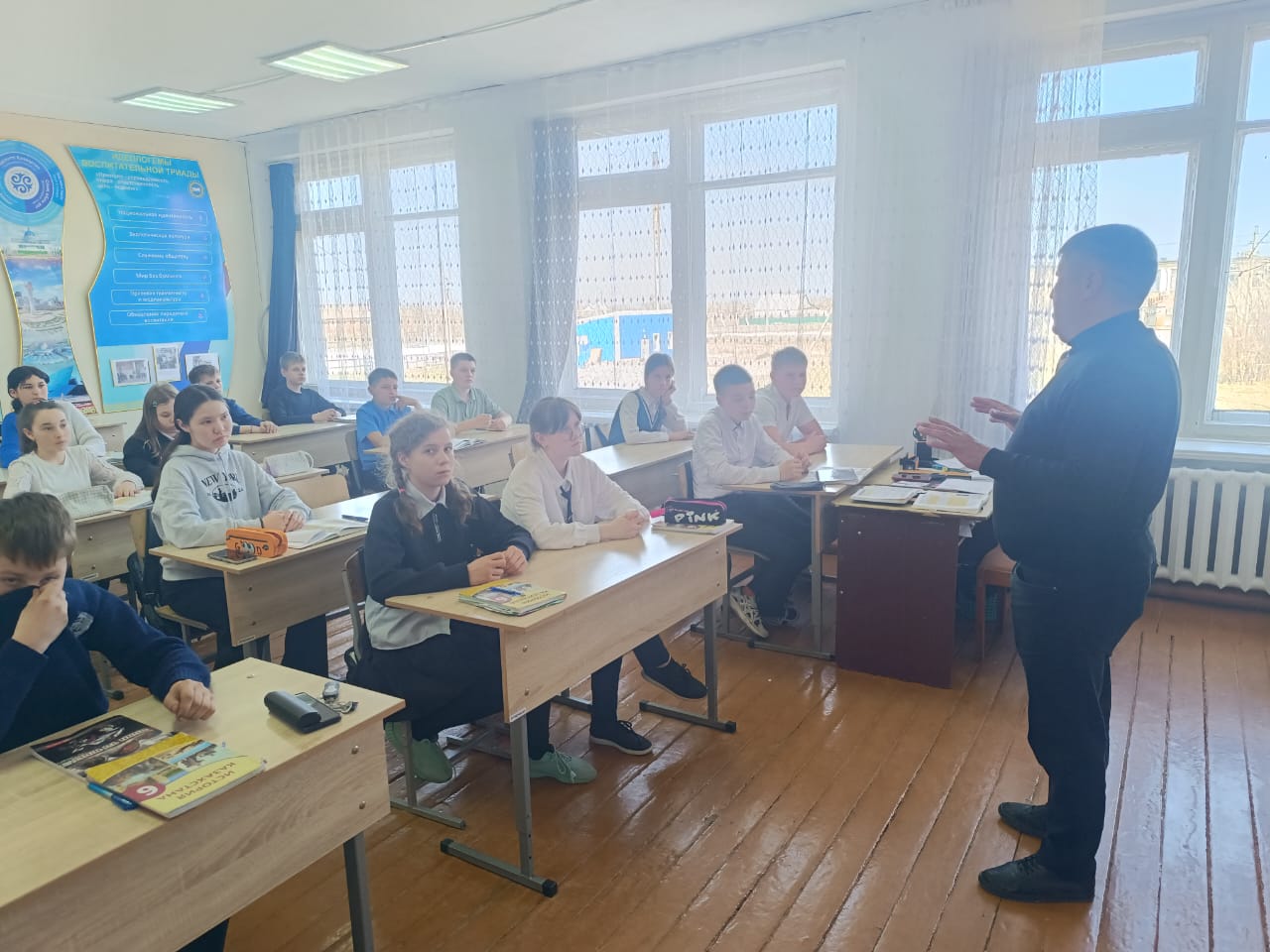 Крылов орта мектебінің оқушыларына "Менің мамандығым Мемлекеттік қызметкер" тақырыбында түсініктемелер