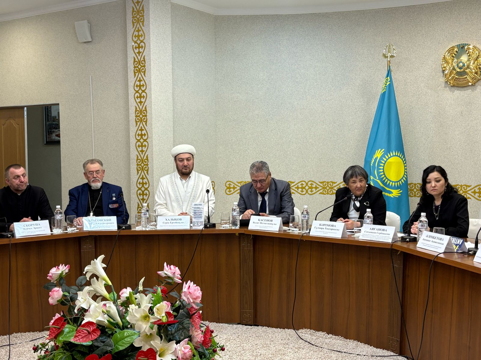 Бүгін «Қоғамдық келісім» мекемесінде Қазақстан халқы Ақмола ассамблеясының этномәдени бірлестіктері мен қоғамдық құрылымдарының, діни бірлестіктер мен саяси партиялардың өкілдерімен сыбайлас жемқорлыққа қарсы мінез-құлық моделін ілгерілету жөніндегі кездесу өтті.