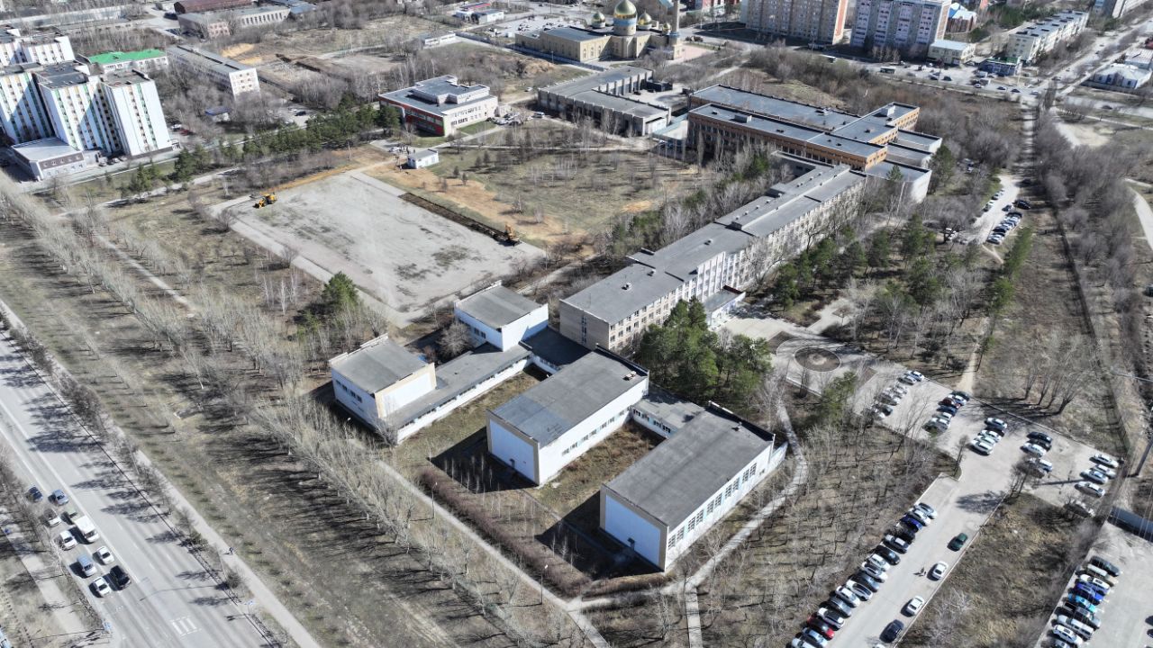 Қостанай облысының әкімі АШИ ауданындағы жаңа саябақ құрылысының басталуын тексеріп, аумақты дамыту жоспарларымен бөлісті