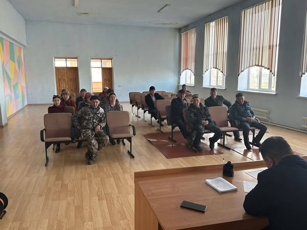 Бүгін 9 сәуір күні Май ауылдық округінің әкімі Ербол Дүйсенбайұлы Шурмановтың Май ауылының тұрғындарымен кездесуі өтті,  1 тоқсан ішіндегі атқарылған жұмыстар бойынша есеп берді, ауылдың аумағын абаттандыру және санитарлық тазалық, мал бағу сұрақтары қарастырылды.      Кездесуде әкім тұрғындардың қойылған сұрақтарына жауап беріп, тұрмыс мәселесі бойынша ұсыныс жасады.