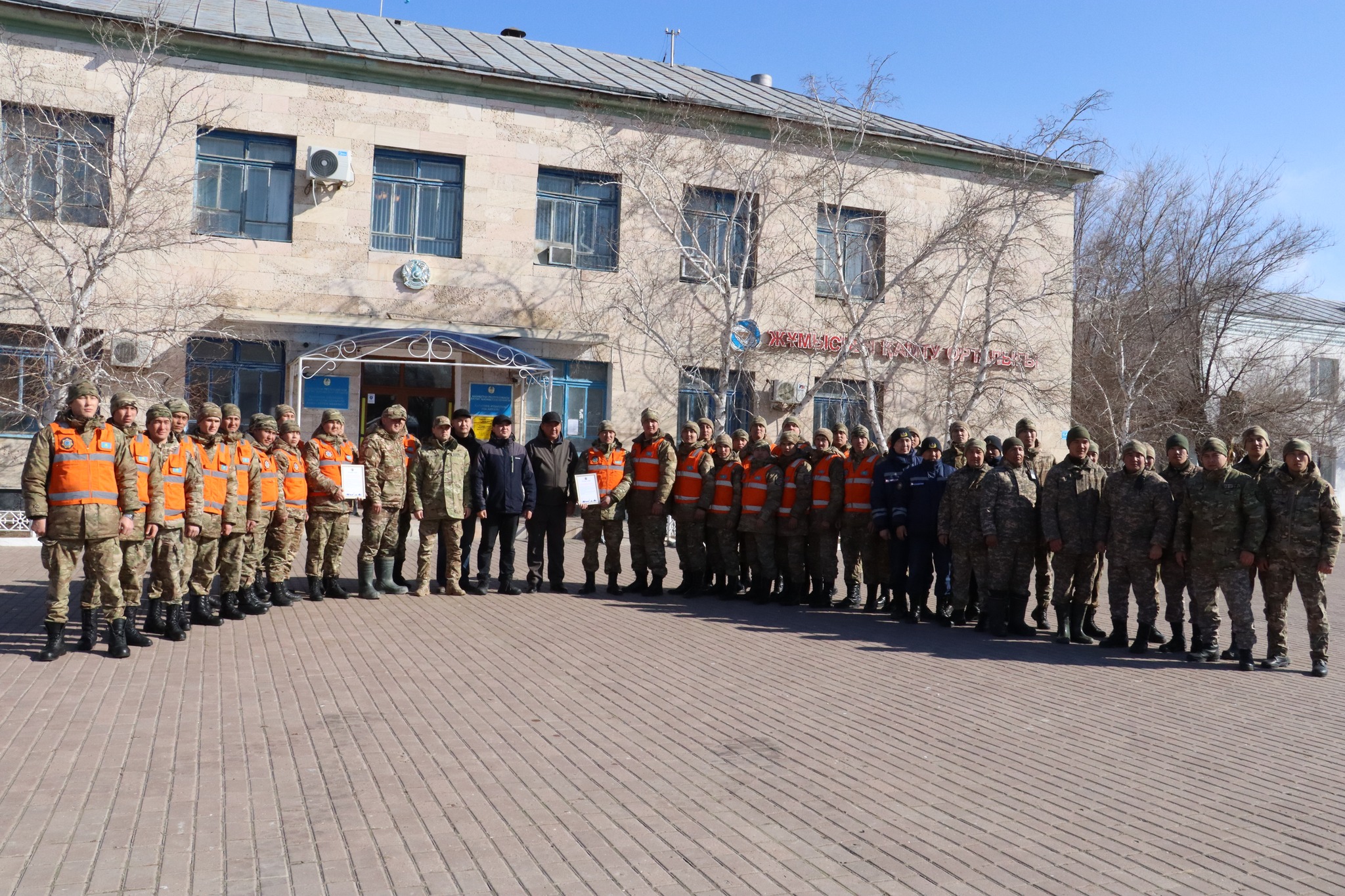 Аудан басшысының алғыс хаттары табыс етілді Бүгін орталық алаңда көмекке келіп, игі қызметтерін көрсеткен бір топ азаматқа алғыс хаттар табысталды.