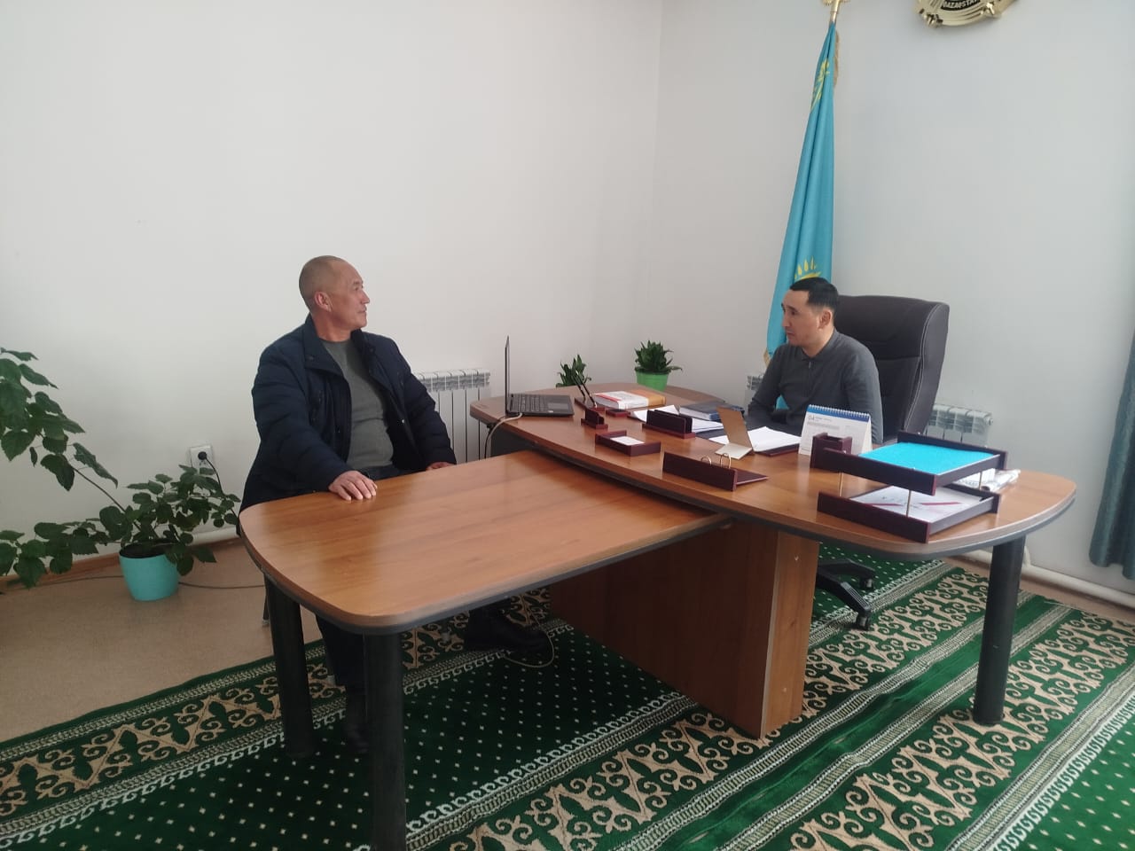 Үшбұлақ ауылдық округінің әкімі ауыл тұрғындарын жеке қабылдауы