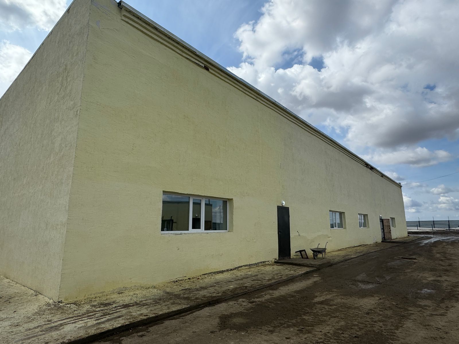 2025 жылғы 8 сәуірде Жарқайың ауданының әкімі Ербол Жүсіпбеков облыс әкімінің әскери қауіпсіздік және қорғаныс мәселелері жөніндегі көмекшісі, су тасқыны кезеңіне орай ауданға бекітілген Руслан Жанатұлы Әміржановпен бірге «Державинск қаласындағы сумен жабдықтау жүйесін қайта жаңарту (3-кезек)» нысанында болып, құрылыс жұмыстарының барысымен танысты.