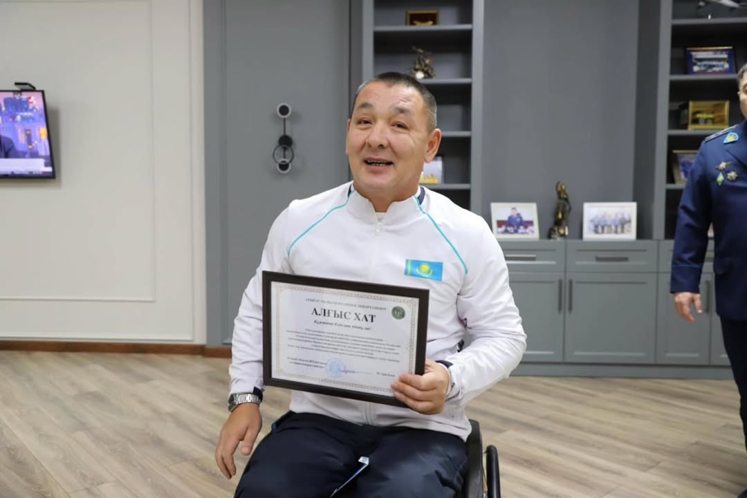 🤝 Мүгедектер арбасына таңылған ер адам 5 жылдан астам уақыт бойы полицейлерге қоғамдық тәртіпті сақтауға көмектесіп келеді