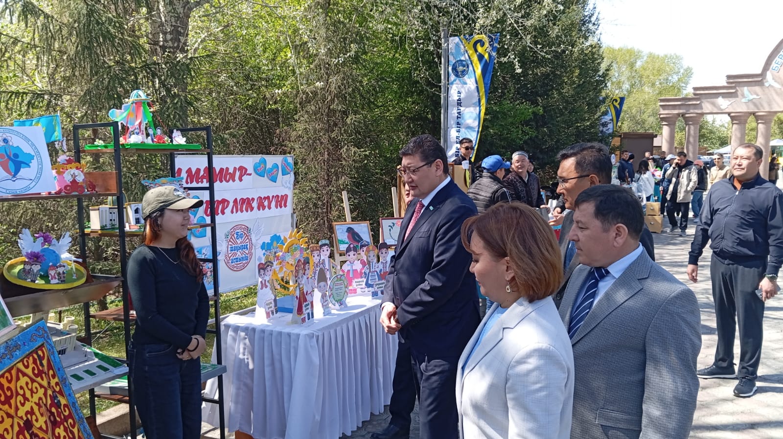 Сегодня 1 мая в рамках празднования Дня единства народа Казахстана на острове Бейбітшілік города Семей проведена выставка творческих работ в котором были предоставлены работы подведомственных организации отдела образования города Семей