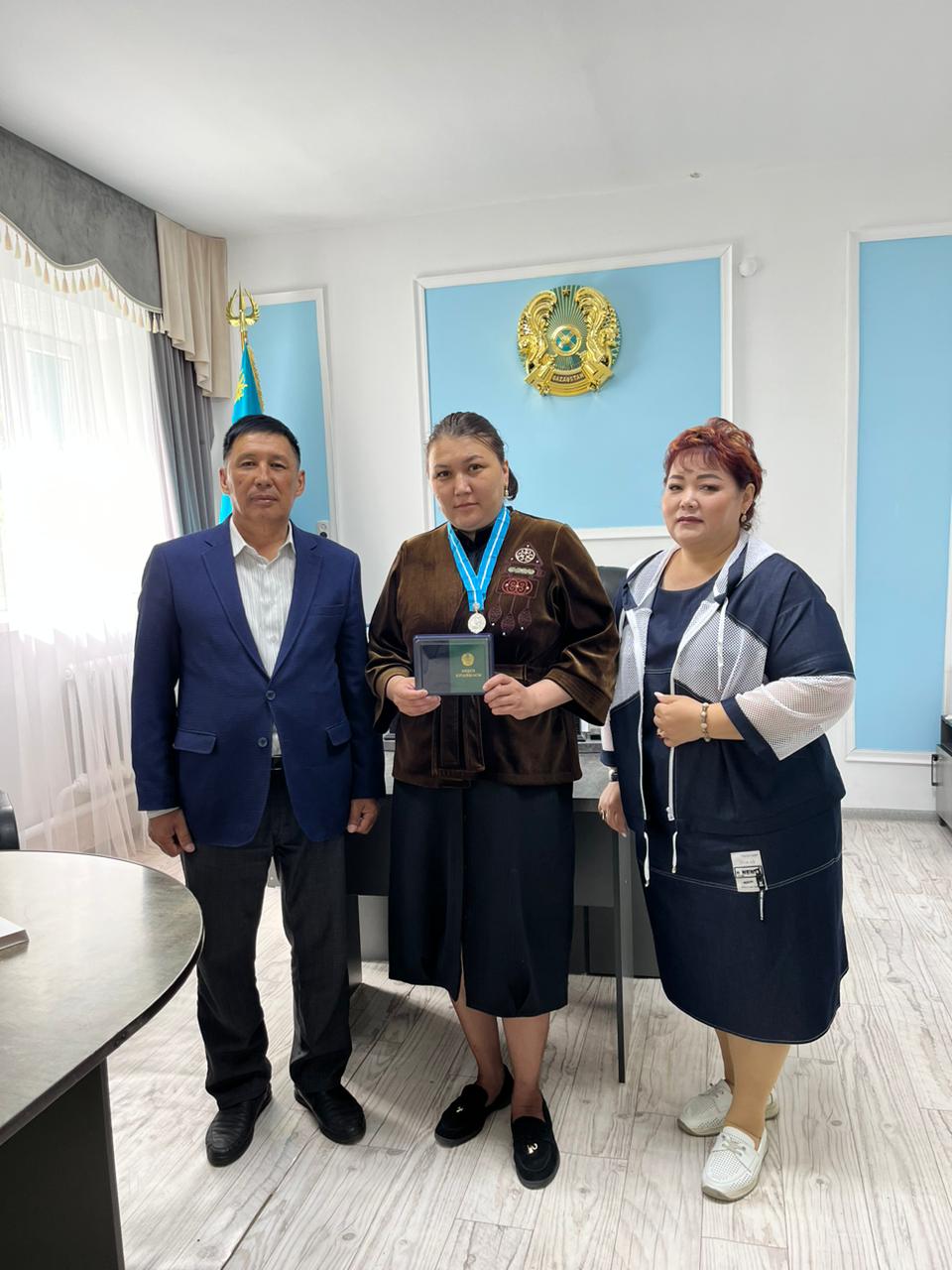 Многодетную маму, жительницу села Мугалжар  Төлегенову Динару Сәрсенбайқызы наградили подвеской «Күміс алқа»