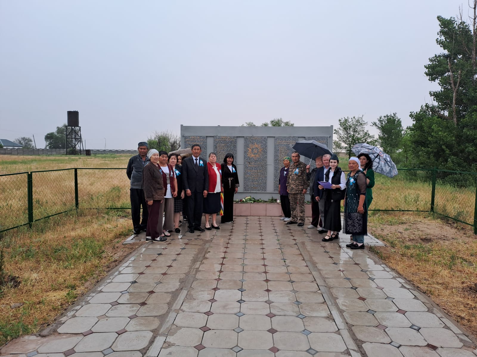 Ақниет ауылдық округінде  Жеңістің 80 жылдығына орай меморольдық тақтаға гүл шоқтары қойылды.