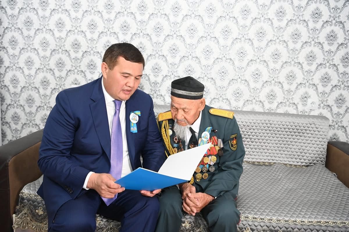 Аймақ басшысы Ұлы отан соығысының ардагері Яхия Тасыровты Жеңістің 80 жылдығымен құттықтады