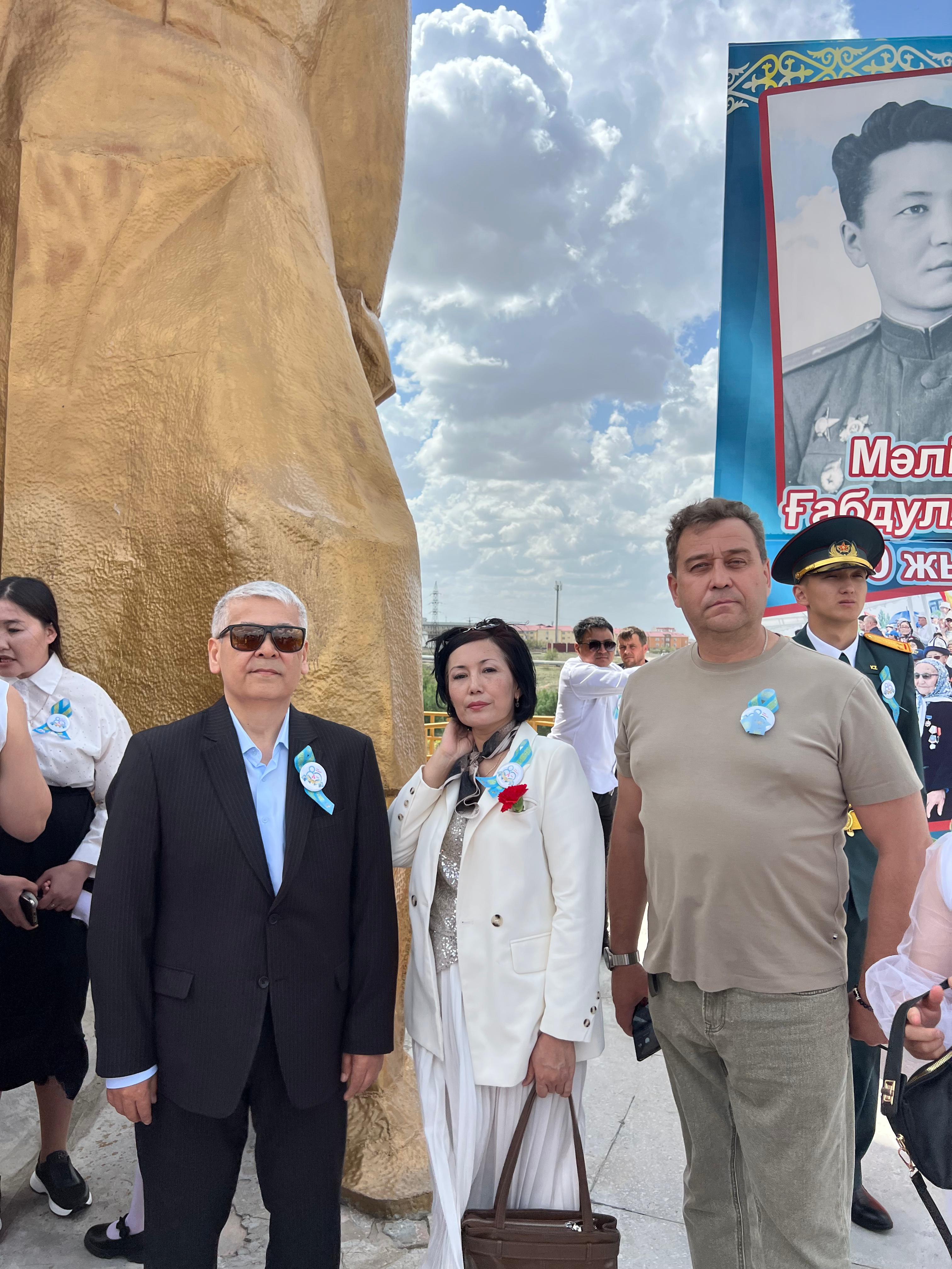 А.Б. Каримов жеңіс ардагерлеріне гүл шоқтарын қойып, тағзым етті