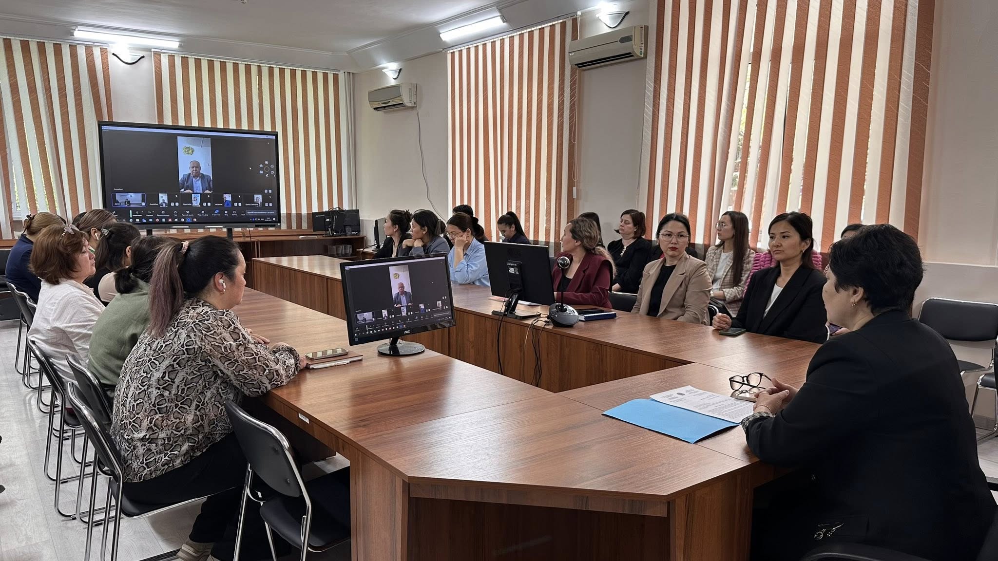 Мемлекеттік қызметшілердің жұмыстан тыс уақыттағы стандарттарын түсіндіру бойынша семинар өткізілді.