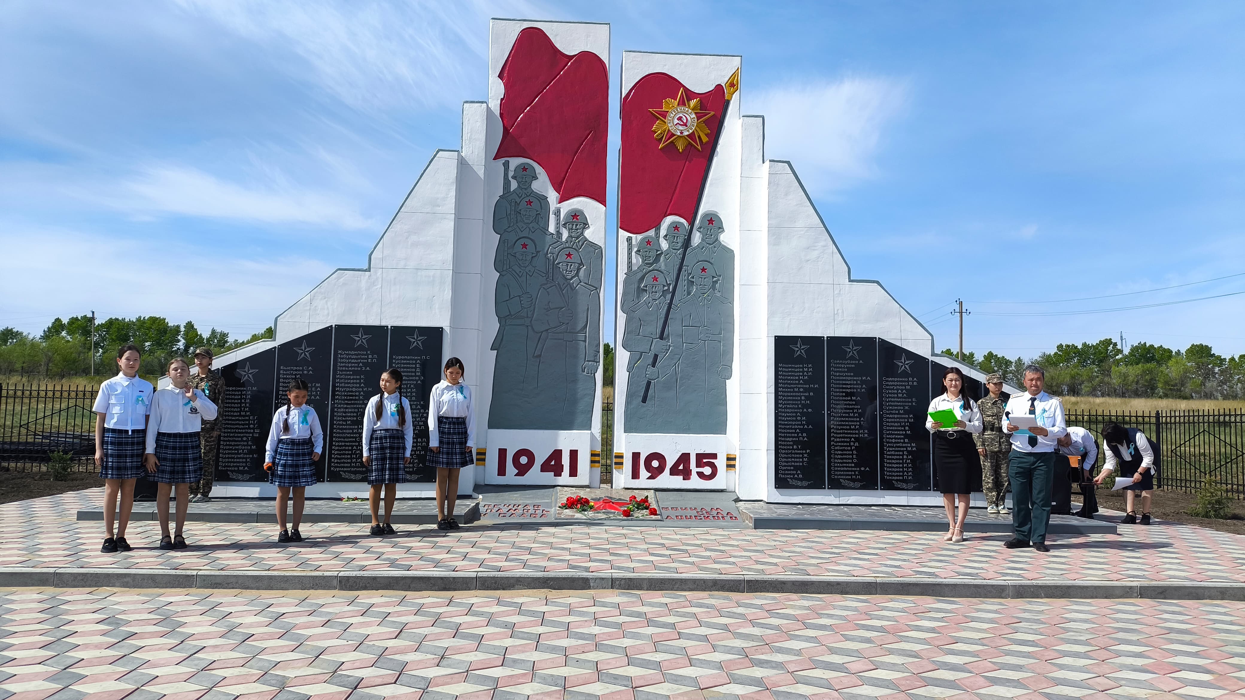 Донское ауылындағы жаңартылған ескерткіштің салтанатты ашылу рәсімі.