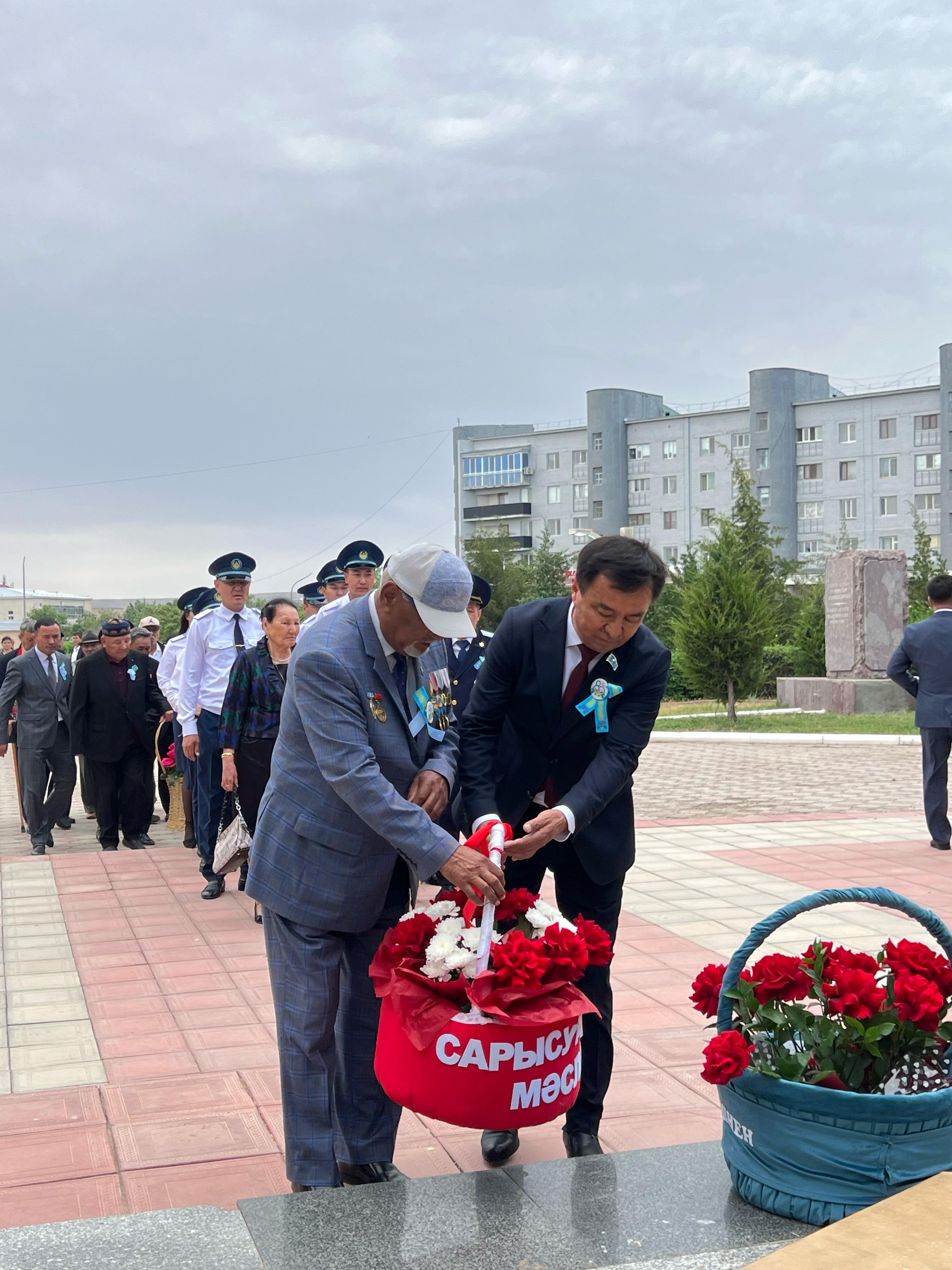 ҰЛЫ ЖЕҢІСТІҢ 80 ЖЫЛДЫҒЫНА ОРАЙ ГҮЛ ШОҒЫН ҚОЮ РӘСІМІ ӨТТІ