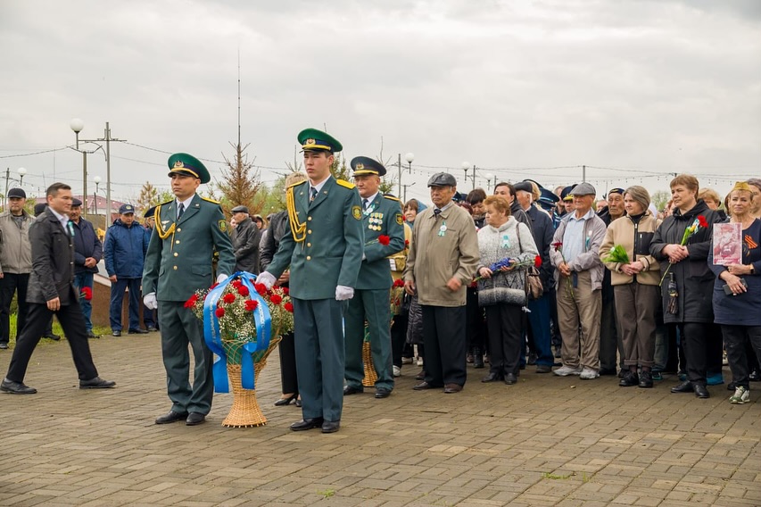 Белгісіз сарбаз ескерткішіне және қаза тапқан батырларға арналған мемориалға гүл шоқтары қойылды