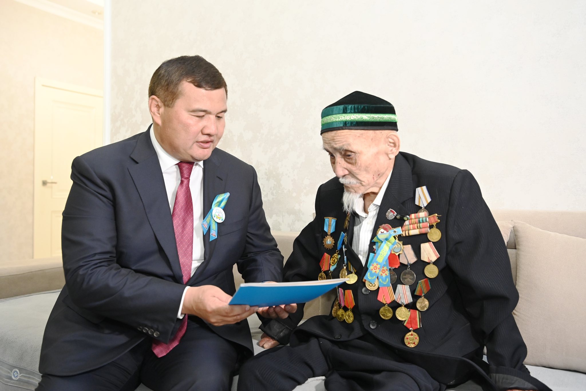 Аймақ басшысы Ұлы Отан соғысының ардагері Тілеуберген Тобабергеновті Жеңістің 80 жылдығымен құттықтады