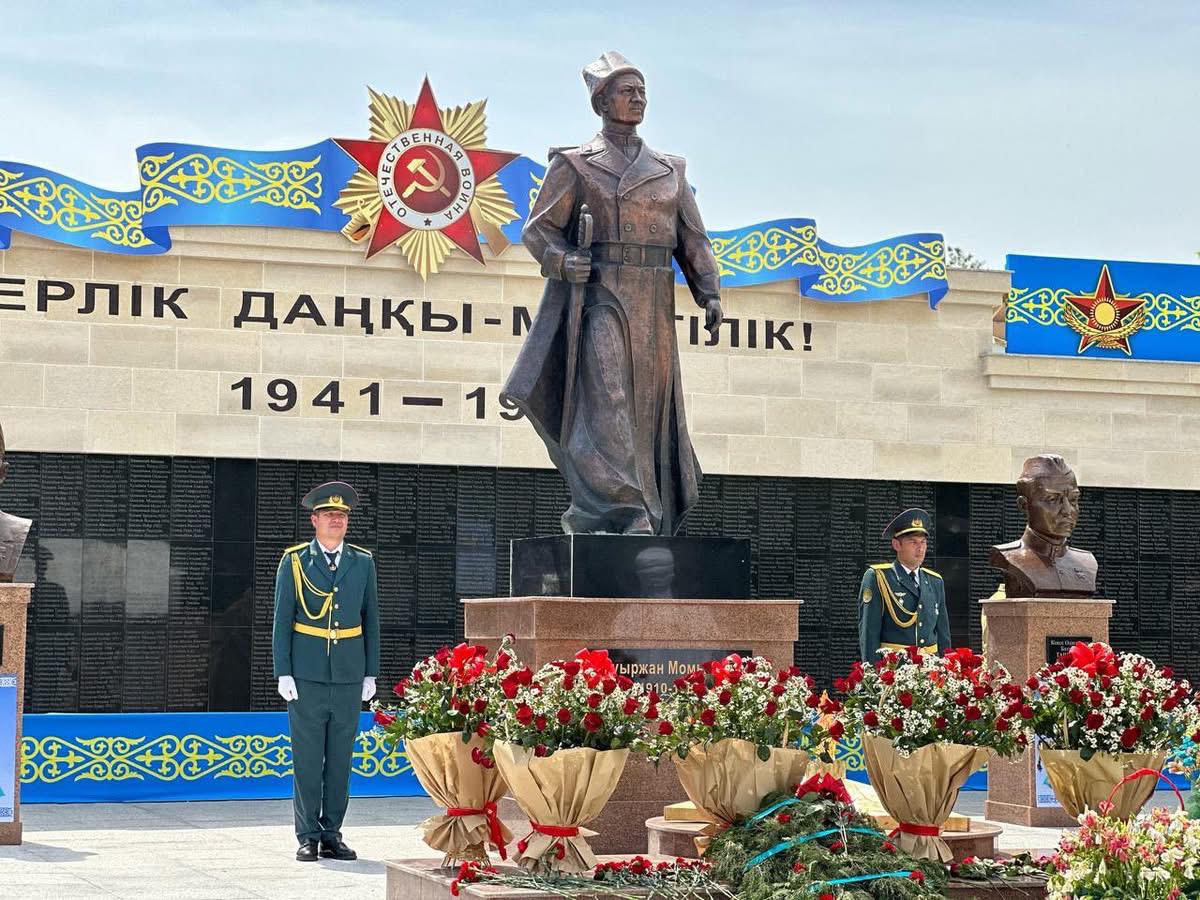 ҮРКІСТАН ОБЛЫСЫНДА БАУЫРЖАН МОМЫШҰЛЫНЫҢ ЕСКЕРТКІШІ ОРНАТЫЛДЫ