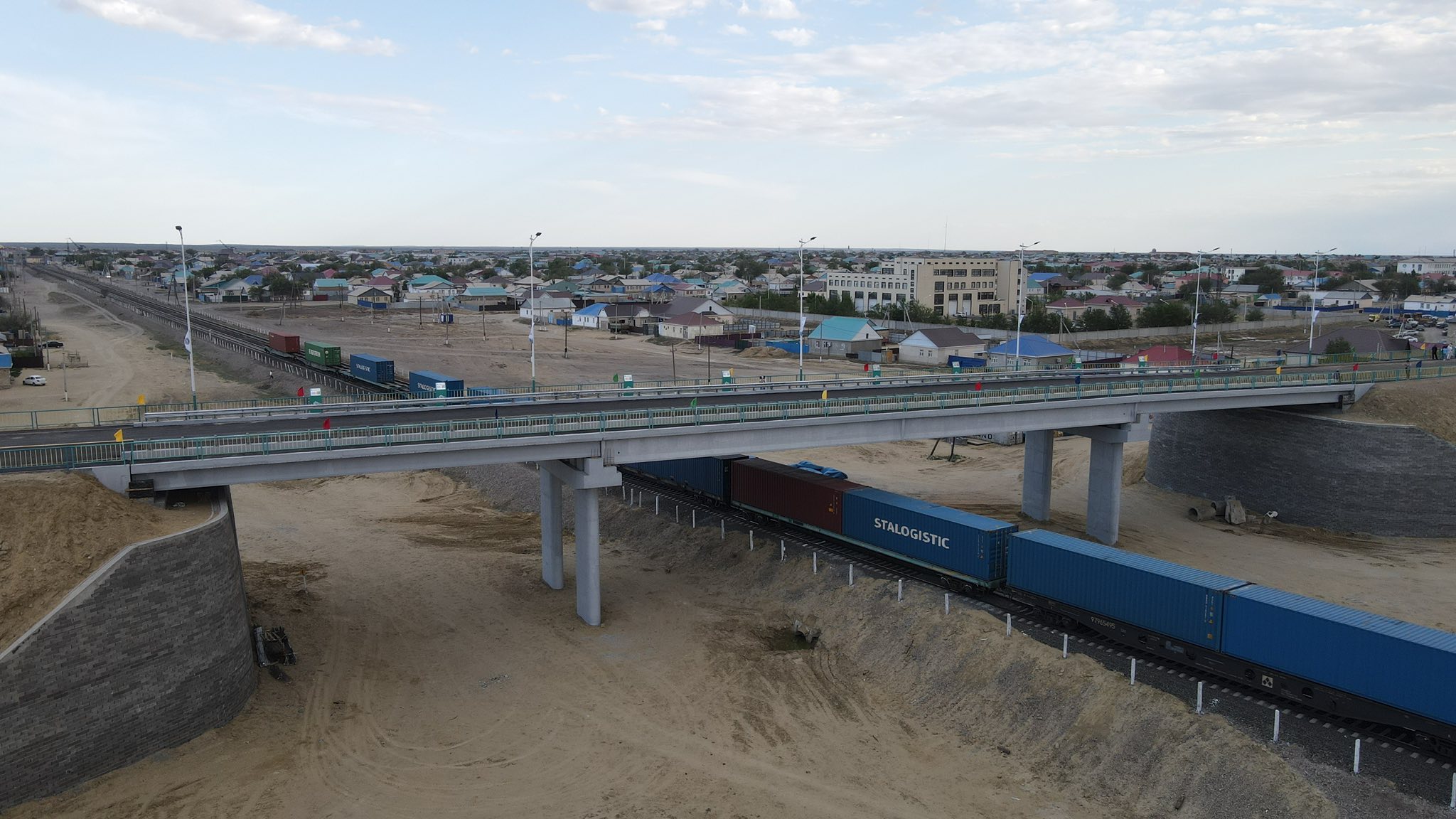 Аралда теміржол арқылы өтетін аспалы көпір пайдалануға берілді