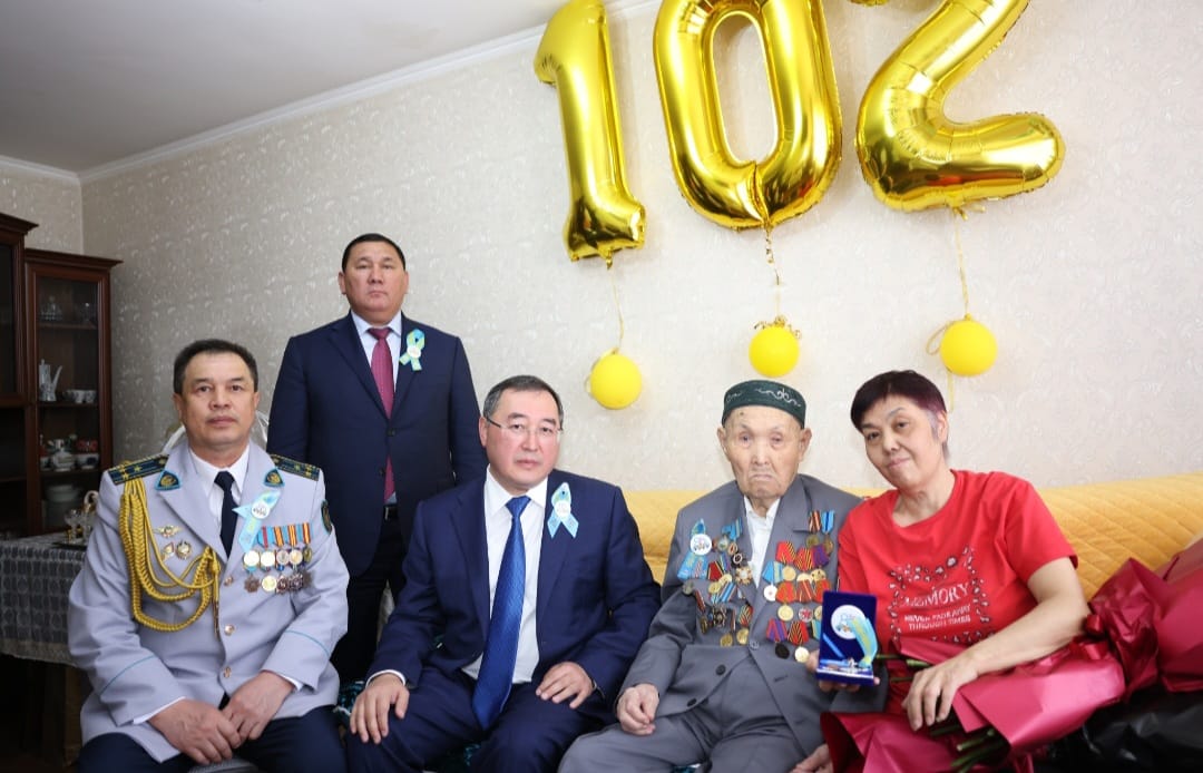ЕРЛІК ПЕН ЕЛГЕ ҚЫЗМЕТТІҢ ӨНЕГЕСІ: ІІО АРДАГЕРІ 102 ЖАСТАҒЫ ТӘҢІРБЕРГЕН ТОЛҒАНБАЕВҚА ҚҰРМЕТ КӨРСЕТІЛДІ