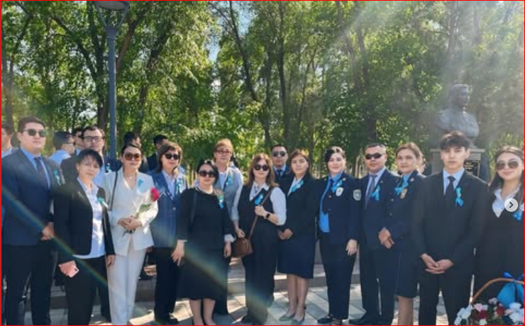 Ұлы Отан соғысы қаһармандарының рухына тағзым етіп, Мәңгілік алау ескерткішіне гүл шоғын қойды.