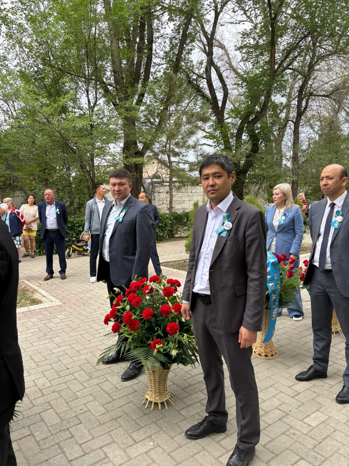 9 Мамыр күніне орай гүл шоқтарын қою