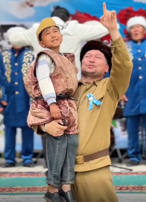 Ақсу-Аюлы ауылының орталық саябағында Жеңістің 80 жылдығына арналған «Бейбіт күннің бағасы» атты мерекелік іс-шара өтті