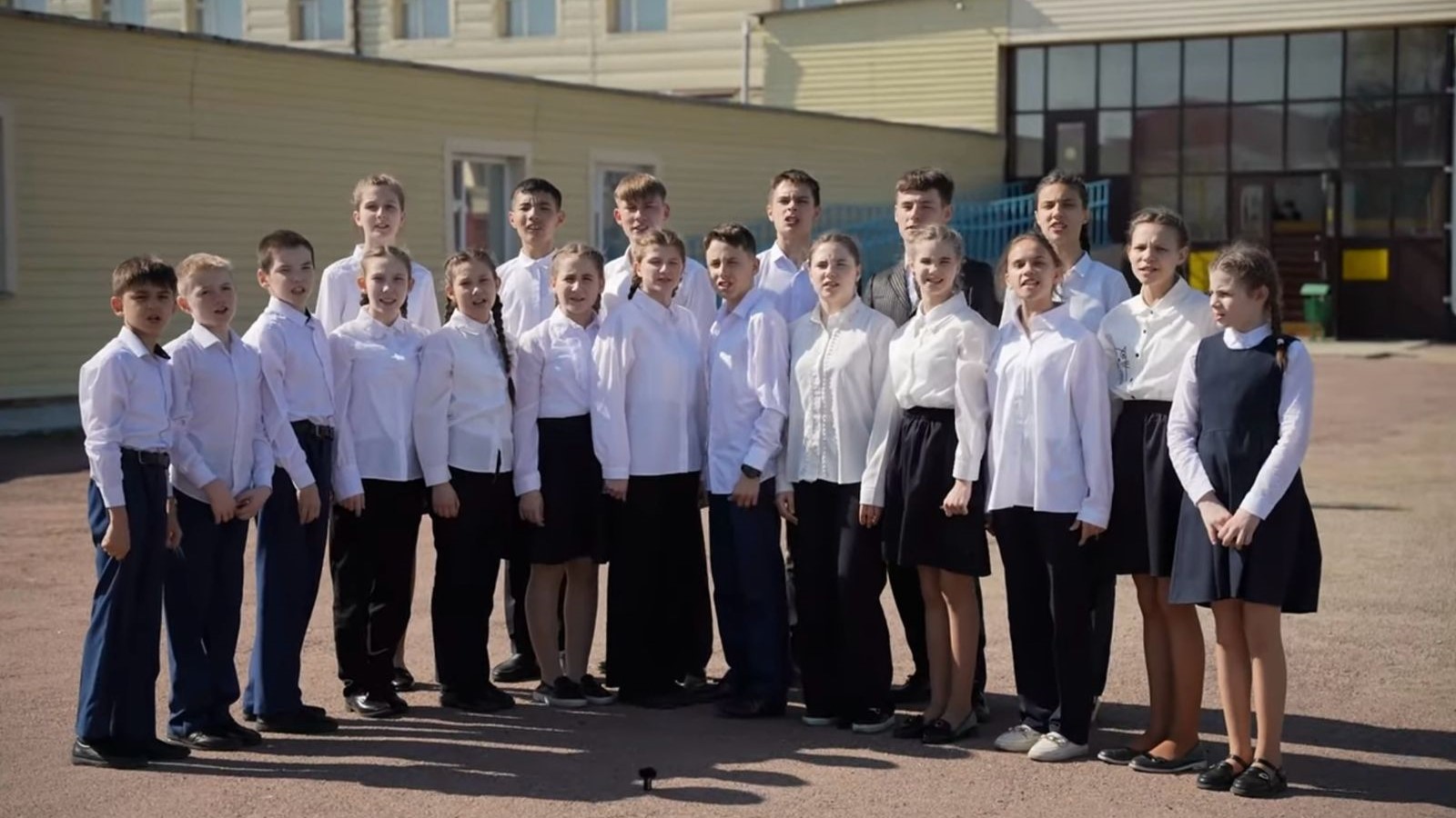 Қасықтар ән салып, жүректер қуанышқа бөленген сәт: Урюпинка ауылының жас музыканттарының триумфы