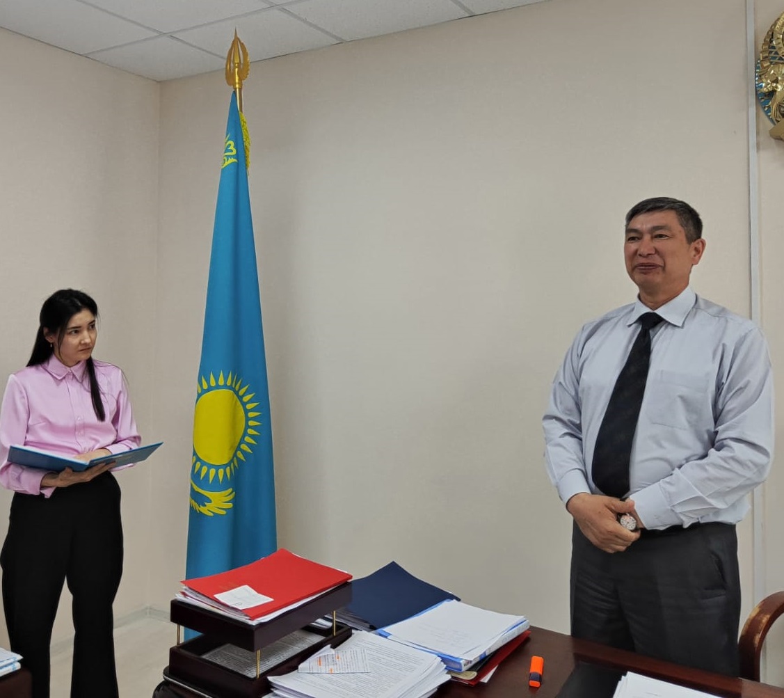 Главный специалист административного отдела Абенова Ш.Х. приняла присягу государственного служащего Республики Казахстан