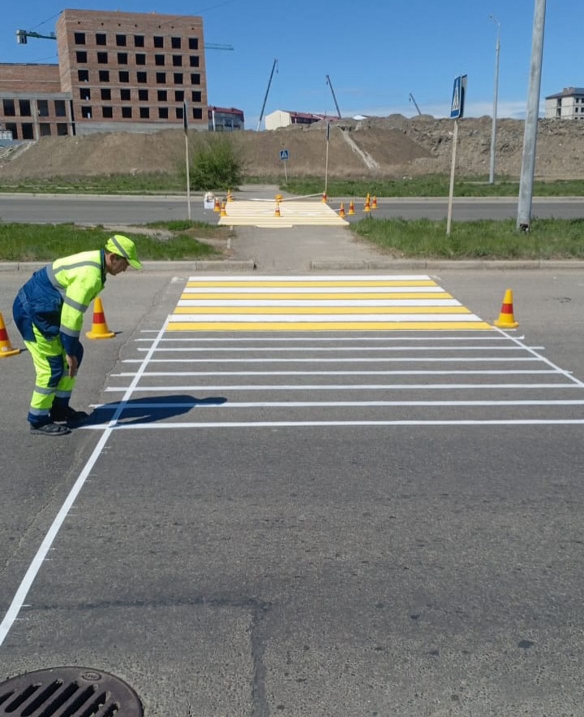 Қала аумағындағы жаяу жүргіншілер өткелдерінде суық пластикпен жол таңбаларын жаңарту жұмыстары басталды