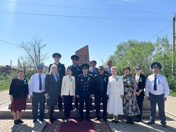 Жақсы аудандық мәслихатының төрағасы А. Бралина Жақсы ауылының орталық алаңында Ұлы Отан соғысы жылдарында қаза тапқан жауынгерлерінің ескерткішіне гүл шоқтары қою рәсіміне қатысты