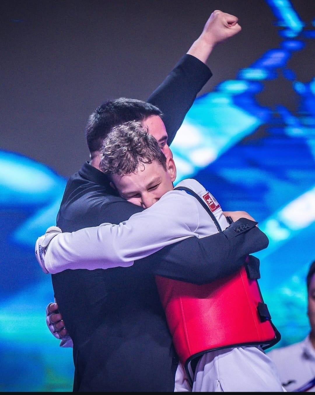 ФУДЖЕЙРА ТӨРІНДЕ КӨК ТУ КӨТЕРІЛДІ: РОМАШКИН ХАМЗААЛЬПЕР – ӘЛЕМ ЧЕМПИОНЫ!