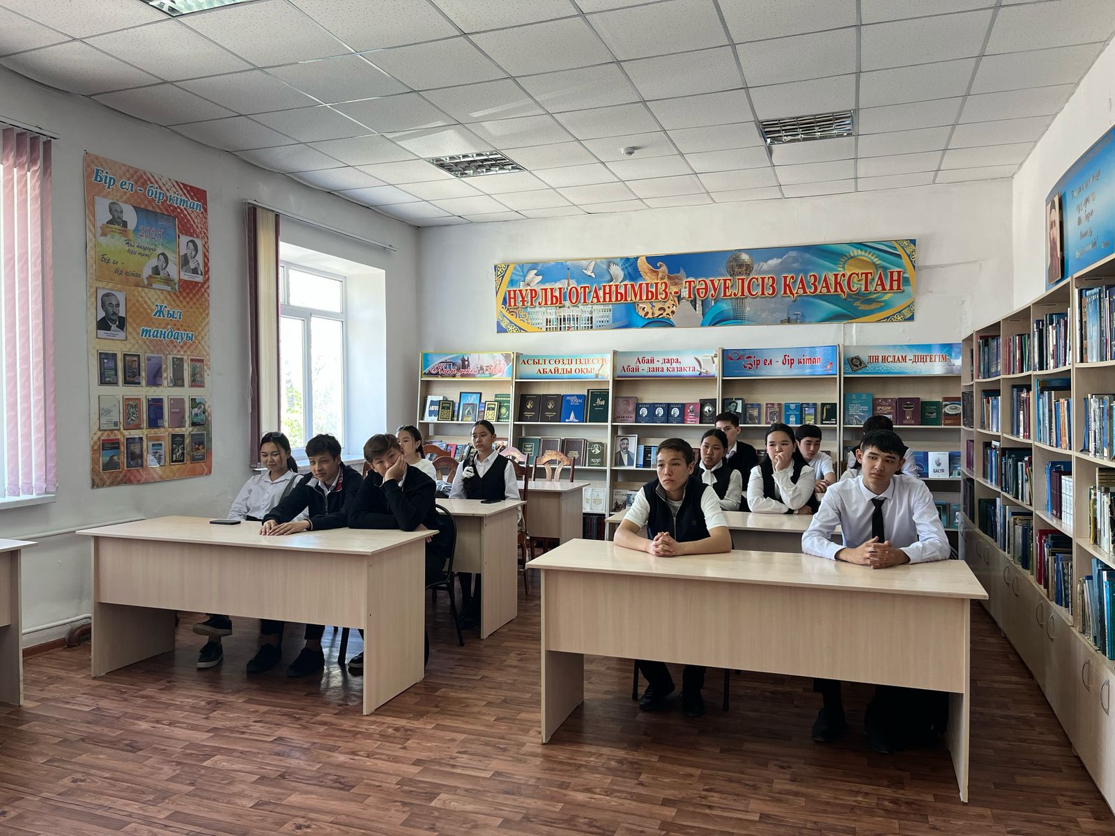 Аягөз аудандық орталық кітапханасында Аналар күніне арналған кітап көрмесі өтті
