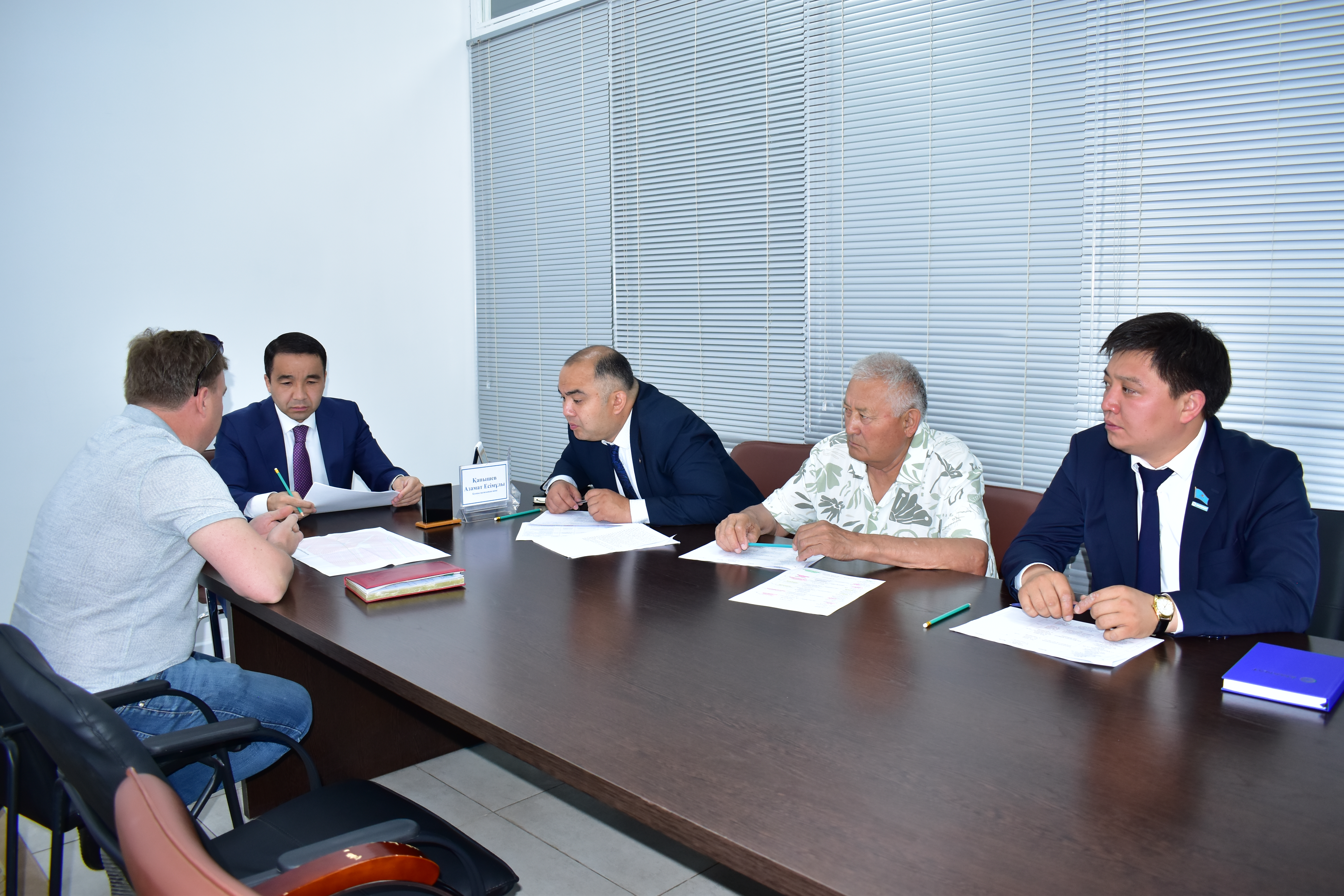 Қосшы қаласының әкімі азаматтарды жеке қабылдады