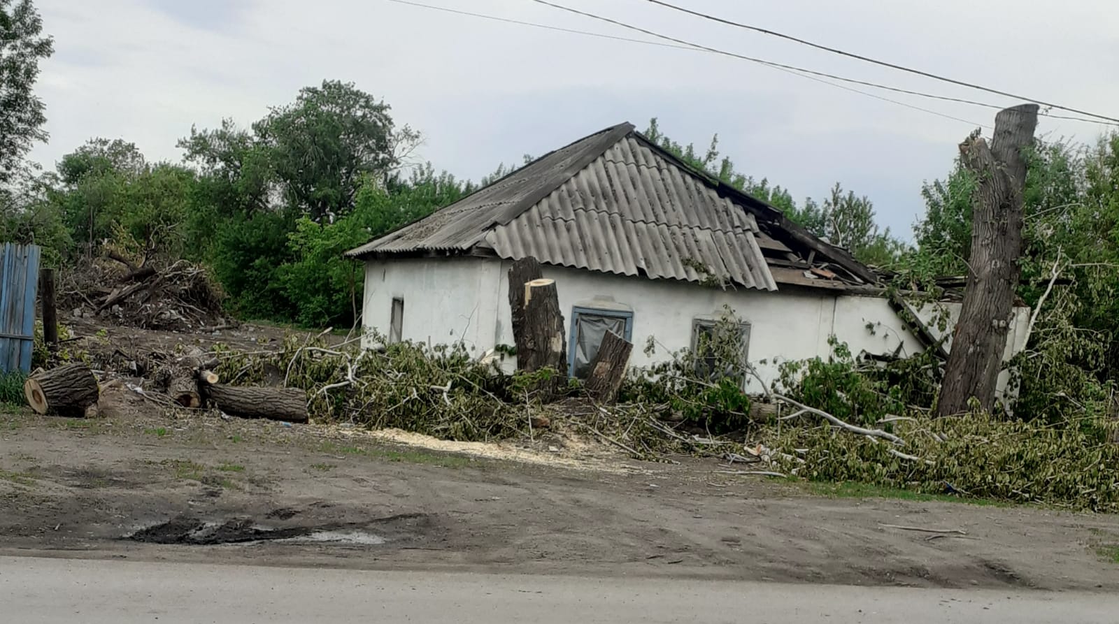 Железнодорожная көшесіндегі ескі, қараусыз қалған үйді (кәдеге жарату бекеті) бұзу