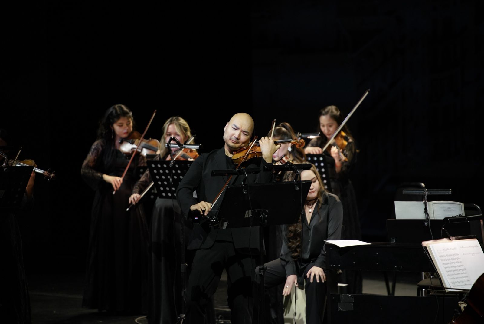 «Алматыдағы жыл мезгілдері»: Almaty Theatre сахнасында «Астана Балет» театрының симфониялық оркестрі өнер көрсетті
