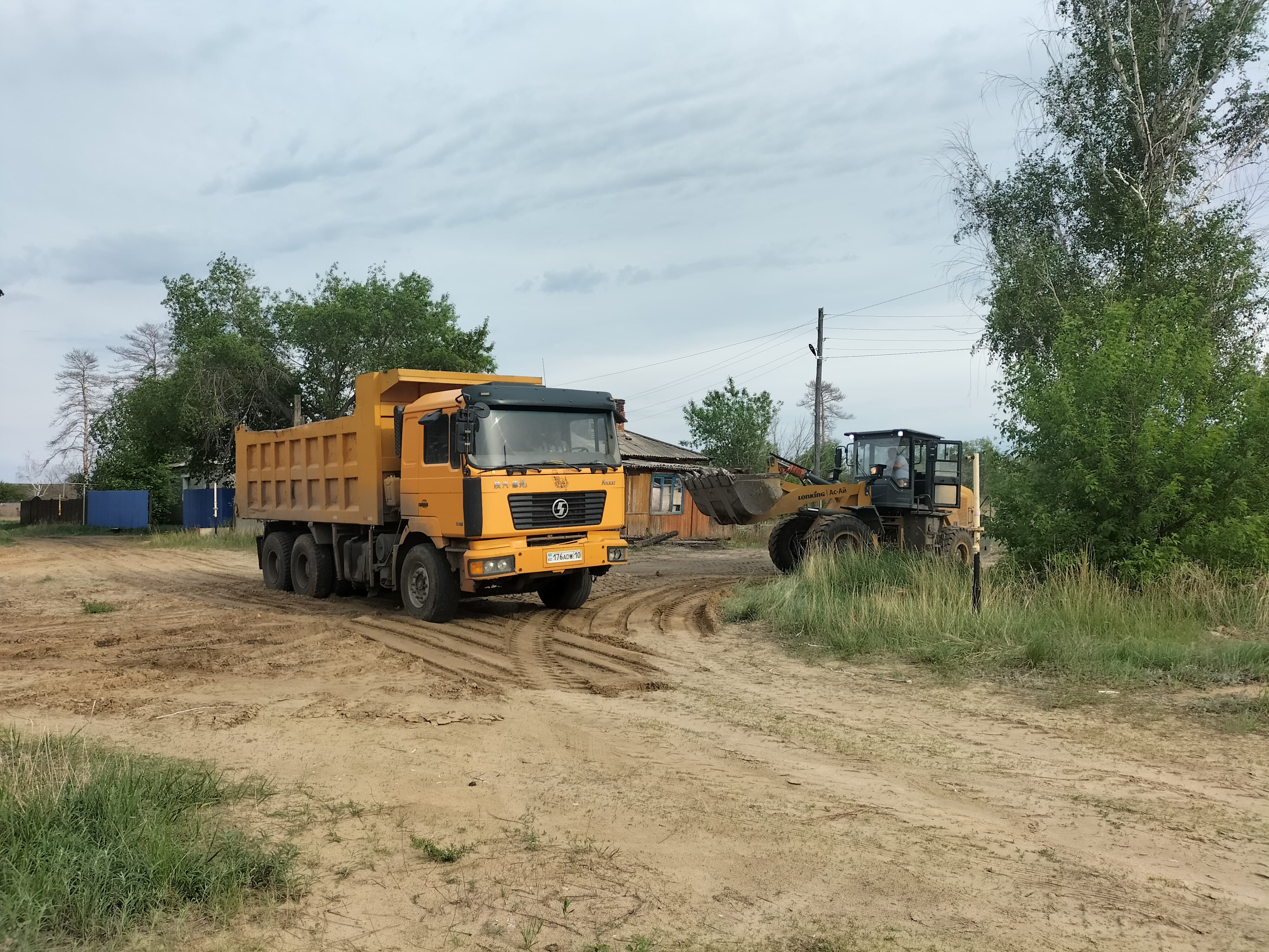 В селе Аманкарагай активно проводятся работы по сносу аварийных домов