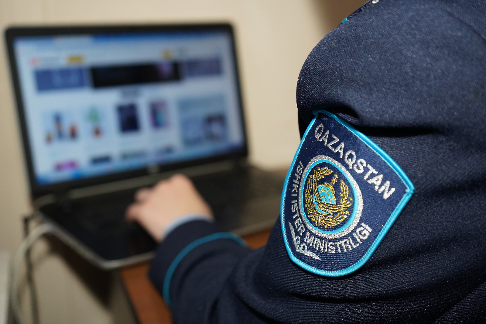Полицейлер аляқтарға алданған зейнеткерге 27 миллион теңгесін қайтаруға көмектесті