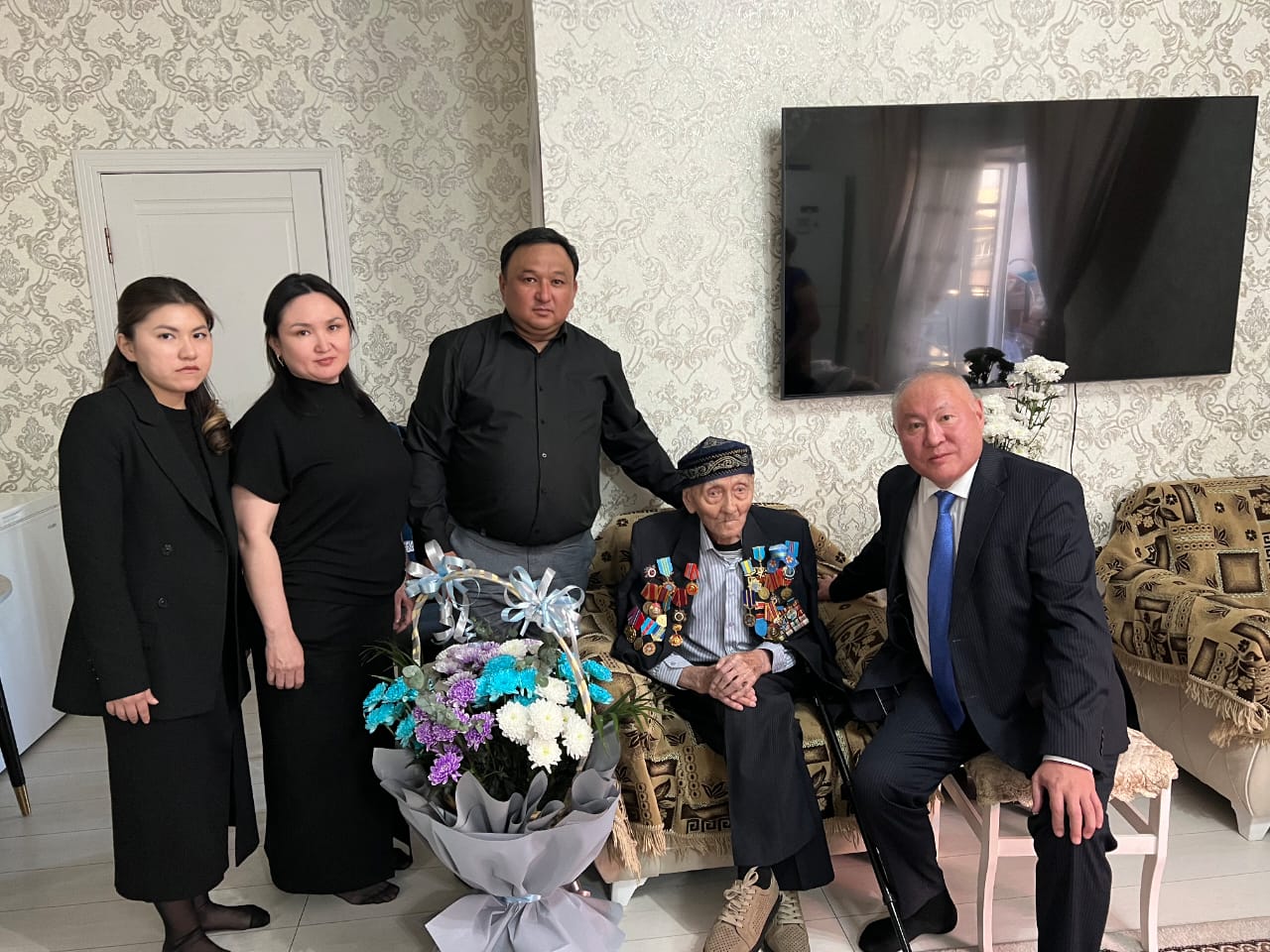 ЖЕҢІС КҮНІ ҚАРСАҢЫНДА ӘДІЛЕТ ДЕПАРТАМЕНТІ ҰЛЫ ОТАН СОҒЫСЫНЫҢ АРДАГЕРІН ҚҰТТЫҚТАДЫ
