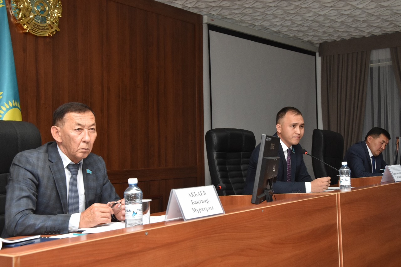 Байзақ аудандық мәслихатының «Аумақты экономикалық дамыту, қаржы, бюджет, әкімшілік аумақтық құрылым, адам құқығын қорғау мәселелері және жер учаскелерін сатып алу туралы шарттар жобаларын қарау» жөніндегі тұрақты комиссиясының отырысы